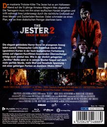 "The Jester 2: Trick or Treat. Der maskierte Trickster-Killer hat es auf die 15-jährige Amateur-Magierin Max abgesehen." Ein Mann in einem orangefarbenen Anzug steht bedrohlich hinter einem anderen.