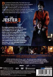 "The Jester 2: Trick or Treat". Ein maskierter Mann im orangenen Anzug steht bedrohlich hinter einer furchtsamen Person.