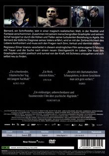 Texte im Bild: Bernard, ein Schriftsteller, lebt in einer magisch-realistischen Welt... Grashüpfers erzählt poetisch und surreal...

Drei Filmszenen: Mann in Anzug, Mann trainierend, Frau und Mann im Gespräch. Unten Rezensionen. Logos.