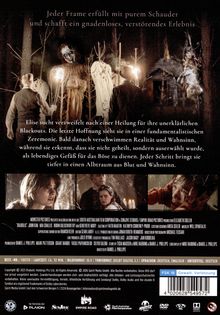Text: "Jeder Frame erfüllt mit purem Schauder und schafft ein gnadenloses, verstörendes Erlebnis. Elise sucht verzweifelt..."  
Szene: Düstere Waldkulisse, Personen mit Fackeln und Masken.