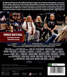 "BONUS MATERIAL: Das Vermächtnis lebt weiter. Drei ältere Männer sitzen nebeneinander; verschiedene Filmszenen unten links."