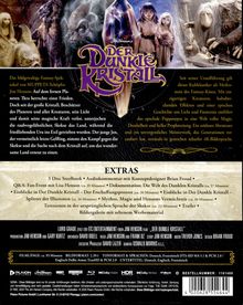 "Der Dunkle Kristall" in lilafarbenem, verschnörkeltem Schriftzug. Bild zeigt Fantasy-Charaktere und großen Kristall.