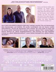 "Ein vielschichtiges Meisterwerk" steht oben. Darunter filmische Details und ein Bild von zwei Frauen mit älterem Mann.