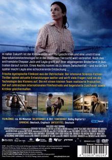 In naher Zukunft zeigt eine Frau in kariertem Hemd, auf einer Farm stehend, nachdenklich in die Ferne schauend.