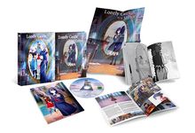 "Lonely Castle in the Mirror" auf Büchern und DVD. Illustrationen zeigen Figuren vor einem Spiegel. Beiliegende Hefte und Poster.