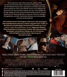 Texte: Eine geheimnisvolle Geschichte über Lilian Steiner, die in Paris lebt. Jodie Foster in einem spannenden und romantischen Film.  
Bilder: Eine Frau in einem roten Mantel, mehrere Szenen mit Dialogen und Interaktionen. 