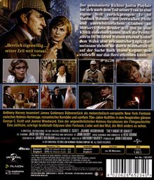 Oben rechts: Text erklärt, es geht um einen pensionierten Richter, der sich als Sherlock Holmes ausgibt. Mehrere Filmszenen.