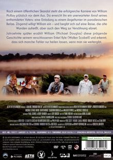 Oben steht ein Text über William McKay, dessen Karriere nach einem Skandal endet. Er reist nach Belize, um sich zu versöhnen. Darunter sieht man mehrere Männer in Freizeitkleidung vor einer nebligen Landschaft.