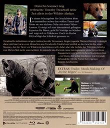 "Dreizehn Sommer lang verbrachte Timothy Treadwell seine Zeit allein in der Wildnis Alaskas." 
Bären und Treadwell sind abgebildet.