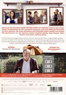 Text über einem Film: Marcus H. Rosenmüller inszeniert erfolgreiches Theaterstück für die Leinwand. Hape Kerkeling, Christoph Maria Herbst. Darunter eine Szene mit Personen und ein Mann mit einem Regenschirm.