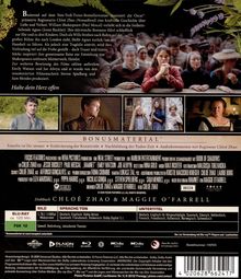 Text: "Basierend auf dem New-York-Times-Bestsellerroman inszeniert die Oscar-prämierte Regisseurin Chloé Zhao..."  
Oben: Blumenillustration  
Mitte: Szenenbilder aus einem historischen Film  
Unten: Technische Details und Logos