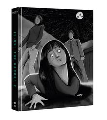 JU-ON: THE GRUDGE 2. Illustration von drei gesichtslosen Personen in einem düsteren Raum, Mond im Hintergrund.