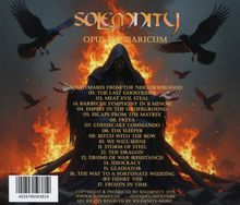 Texte: "SOLEMNITY," "OPUS BARBARICUM," Trackliste mit 17 Titeln. Illustration eines Kapuzenmannes umgeben von Raben und Flammen.