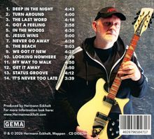 Titelliste mit Zeiten, Mann mit Gitarre, dunkles Oberteil, Baseballkappe, Hintergrund mit Textur.