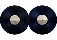 Zwei schwarze Vinyl-Schallplatten mit den Aufschriften "Gundermann Seilschaft".