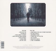 SIDE ONE: 1/ MUCH BETTER, 2/ GO MAN GO, 3/ PUSH COMES TO SHOVE. Schwarz-weiß Foto eines Mannes auf einer Allee.