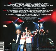 Die Songs sind in zwei CDs aufgeteilt, CD1: "Welcome to the Party" bis "She's So Fine" und CD2: "Backstreet Symphony" bis "Dirty Love". Darunter stehen fünf Männer vor einer Bühne, sie lächeln und winken ins Publikum.