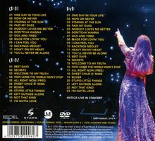 CD 01: 01 ONE DAY IN YOUR LIFE, 02 NOW OR NEVER... CD 02: 01 BEST DAYS, 02 SECRETS... Rechte Person zeigt auf Lichtpunkte.