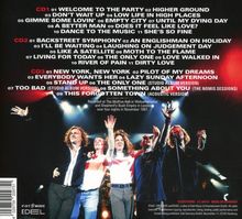 Tracklist von drei CDs mit Titeln in weiß und rot. Darunter eine Band auf einer Bühne, ihre Arme erhoben.