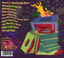 Liste von Songtiteln in gelber Schrift. Illustration: Plattenspieler mit Feuer, Plattenstapel davor. Farben: Lila, Grün, Rot.