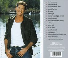 Titelliste von 17 Songs. Rechts ein Mann am Wasser mit weißem Shirt und grüner Jacke. Er lächelt freundlich.