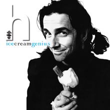 Text: "icecreamgenius". Schwarz-weiß Portrait eines Mannes mit einem Eis in der Hand, lächelnd. Links ein Logo mit Buchstaben "h".