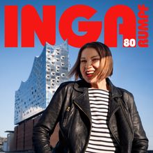 Text: "INGA RUMPF 80". Eine Frau in Lederjacke, streifenförmiges Shirt, lächelt vor einem modernen Gebäude mit Glasfassade.