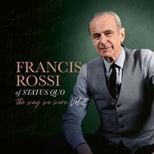 FRANCIS ROSSI of STATUS QUO the way we were Vol. 2. Ein älterer Mann in Anzugweste sitzt lächelnd vor dunklem Hintergrund.