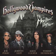 "Hollywood Vampires", "At Montreux Jazz Festival". Vier Männer vor einem düsteren Schloss, Namen: Joe Perry, Johnny Depp, Alice Cooper, Tommy Henriksen.