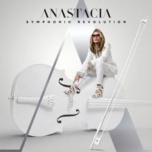 Text: "ANASTACIA SYMPHONIC REVOLUTION". Eine Frau sitzt auf einem weißen Cello, das übergroß dargestellt ist.
