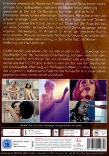 Texte: Beschreibung einer Geschichte über Salvo und Ciurè, Themen wie Freiheit, Identität, Hoffnung und Liebe in Palermo. Vier Fotos: Ein Paar auf einer Wiese, eine Drag-Queen singt, eine Frau mit lila Haaren, ein Mann blickt ernst.  FSK 16: Sexualisierte Gewalt, Gewalt, Diskriminierung.