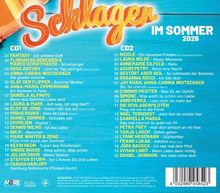 "Schlager im Sommer 2026" zeigt Liederlisten zu CD1 und CD2 vor blauem Hintergrund. Oben: Sonnenschirm, Strandbild.