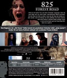 "825 FOREST ROAD" ist grob oben rechts platziert. Darunter ist der Text über Chuck und eine schreienede Frau zu sehen.