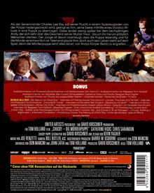 Texte: "BONUS", "BONUS-BLU-RAY:", "AUDIOKOMMENTAR", "UNTITLED", "Chucky – Die Mörderpuppe", "UNITED ARTISTS präsentiert", "CAVEAT".

Illustration: Eine Puppe zeigt sich bedrohlich, Personen sehen angespannt aus.