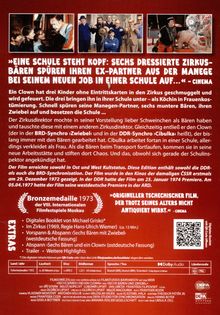 Titeltext: "Eine Schule steht Kopf: Sechs dressierte Zirkusbären spüren ihren Ex-Partner in einer Schule auf..."  
Darunter: Ein Clown schmuggelt Kinder in einen Zirkus, wird gefeuert und arbeitet als verkleidete Köchin in einer Schule. Zirkusbären folgen ihm und sorgen für Chaos. Szenenbilder oben zeigen Clown und Bären. Extras werden links erwähnt. Rechts unten ein QR-Code.