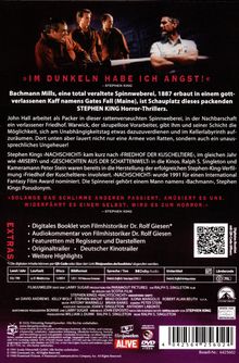 „IM DUNKELN HABE ICH ANGST!“ – Stephen King.

Bachmann Mills, eine Spinnerei in Gates Fall (Maine), Schauplatz eines Horror-Thrillers.

Männer in Arbeitskleidung stehen in einem dunklen Raum. 

Ratte, Horror, Mysteriös.

EXTRAS: Booklet, Audiokommentar, Featurette, Trailer.
