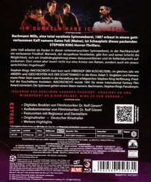 »IM DUNKELN HABE ICH ANGST« – STEPHEN KING. Im Hintergrund sind mehrere Menschen in einer Szene zu sehen.