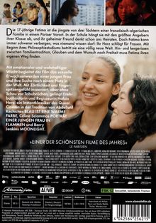 Ein Mädchen aus einer algerischen Familie entdeckt ihre Liebe zu Frauen. Oben links gemeinsames Kochen, rechts Umarmung.