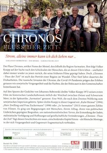 „CHRONOS FLUSS DER ZEIT“ steht oben. Eine Gruppe von sieben Menschen sitzt lächelnd an einem blauen Tisch im Freien.