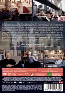 Text: Jung, neugierig und voller Tatendrang verlässt Siri Hustvedt... Bonus: Dokumentation PAUL AUSTER - WAS WÄRE WENN.  
Oben links sitzen zwei ältere Personen. Rechts Stadtbild mit Brücke. Unten drei Bilder mit älteren Personen in einem Raum mit Büchern.