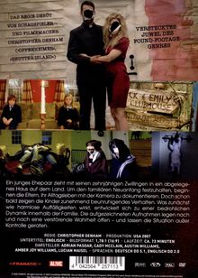 Oben: "Das Regie-Debüt von Schauspieler und Filmemacher". Verwaschene Fotos von Menschen mit unkenntlichen Gesichtern. Unten: Text beschreibt die Handlung eines Films über ein Paar mit Zwillingen und deren beunruhigendes Verhalten.