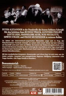 „PETER ALEXANDER in der Paraderolle des braven Soldaten Schwejk.“ Schwarz-Weiß-Bilder von Soldaten bei verschiedenen Szenen.