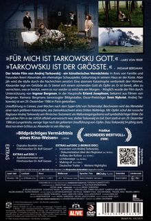 "FÜR MICH IST TARKOWSKIJ GOTT." - Lars von Trier. "TARKOWSKIJ IST DER GRÖSSTE." - Ingmar Bergman. 

Szene: Personen an einem Tisch vor einem Haus im Freien. Oben rechts: Zwei kleine Bilder.