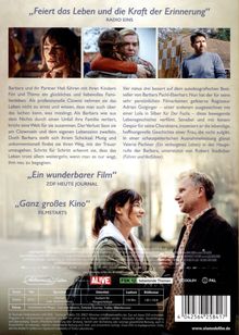 „Feiert das Leben und die Kraft der Erinnerung“ RADIO EINS. Zwei Frauen umarmen sich, eine Frau weint. Ein Paar lacht.