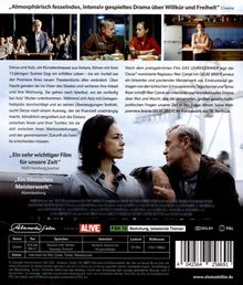 „Atmosphärisch fesselndes, intensiv gespieltes Drama über Willkür und Freiheit“ ist in großen Lettern zu lesen. Ein Mann und eine Frau schauen sich ernst an. 