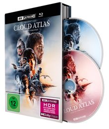 "Cloud Atlas" in großen Buchstaben, darunter "Alles ist verbunden". Illustration mit mehreren Charakteren und dramatischen Szenen.