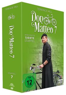 Texte: „Terence Hill“, „Don Matteo 7“, „Staffel 7“, „FSK ab 12 freigegeben“. Ein Mann mit Fahrrad vor grüner Wand.