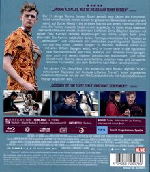 „ANDERS ALS ALLES, WAS SIE DIESES JAHR SEHEN WERDEN“ beschreibt einen Film. Szene eines jungen Mannes und drei Filmbilder.