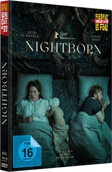 "NIGHTBORN", Film von Hanna Bergholm. Zwei Erwachsene und ein Baby liegen auf einem Bett, umgeben von Wurzeln. FSK 16.