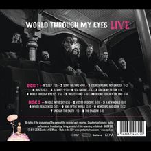 „WORLD THROUGH MY EYES LIVE“, DISC 1 und DISC 2 Songlisten. Schwarz-weißes Bild von sieben Personen in einem Theater.
